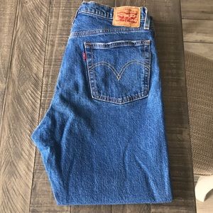 Levi’s cropped jeans 🦋